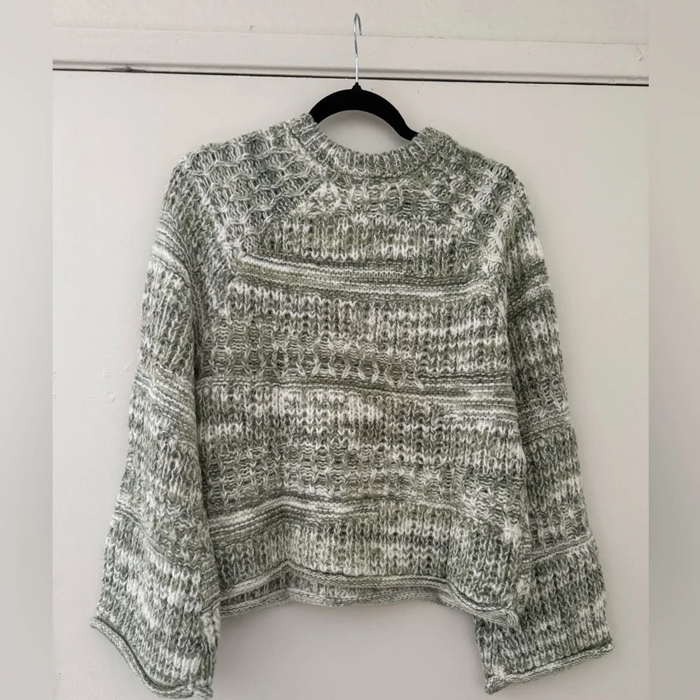 Universal Thread Women's Crewneck Pullover Sweater Green. Size L